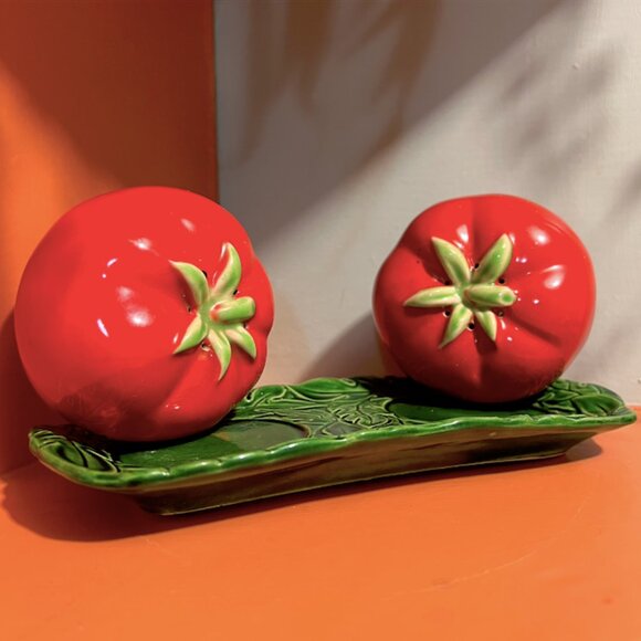Oversized Vintage 40's Tomato Japanese Salt & Pepper Shakers with Tray - Picture 7 of 8